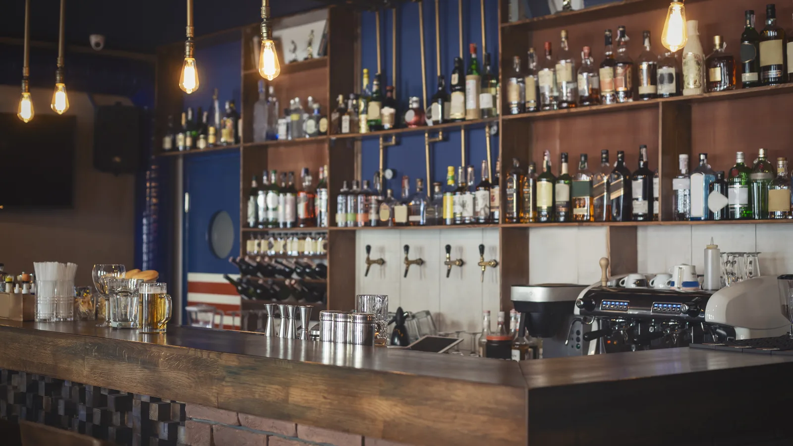 New Owners Are Lining Up for the Sea Breeze, Babylon’s Late-Night Bar Since 1985